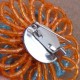 broche montée en perles sur épingle couleur orange bleu et doré épaisseur 19 mm diamètre 5 cm