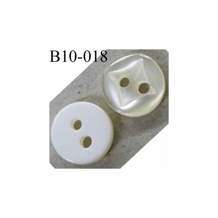 bouton diamètre 10 millimètres couleur blanc et nacré très brillant 2 trous décor carré incrusté diamètre 10 mm
