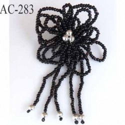 broche en perles en forme de fleur montée sur épingle avec pendentifs en perles largeur 6 cm hauteur 11 cm superbe