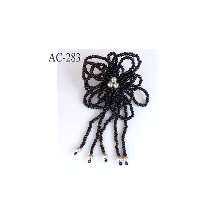broche en perles en forme de fleur montée sur épingle avec pendentifs en perles largeur 6 cm hauteur 11 cm superbe