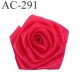 Ornement décor couture fleur en tissus satiné brillant couleur rouge diamètre 5 centimètres épaisseur 2 cm superbe