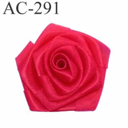 Ornement décor couture fleur une rose en tissus satiné brillant couleur rouge diamètre 5 centimètres épaisseur 2 cm superbe