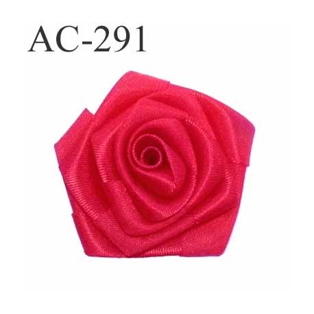 Ornement décor couture fleur une rose en tissus satiné brillant couleur rouge diamètre 5 centimètres épaisseur 2 cm superbe