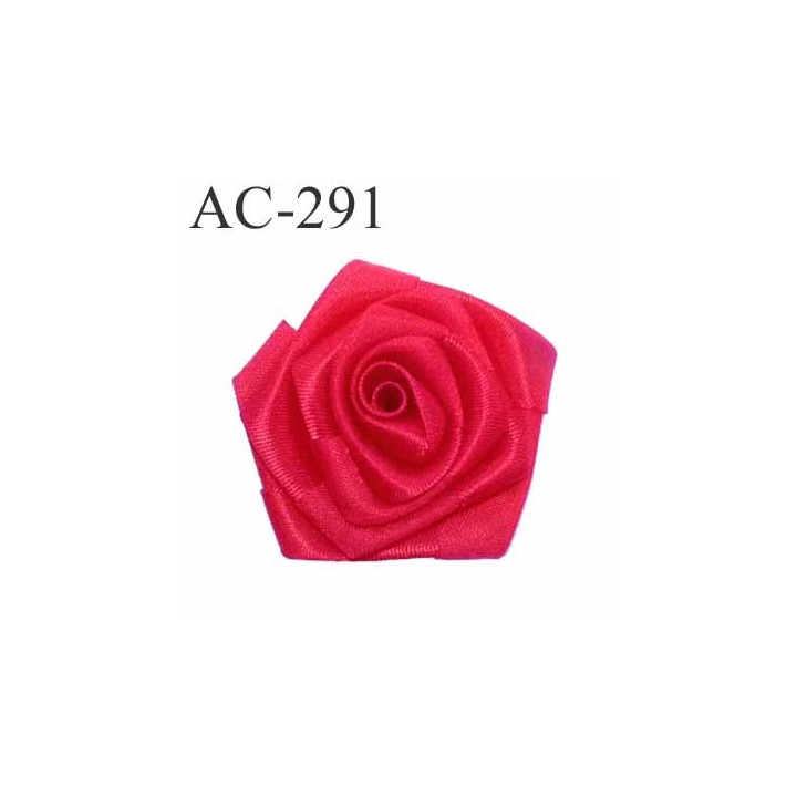 Ornement décor couture fleur une rose en tissus satiné brillant couleur rouge diamètre 5 centimètres épaisseur 2 cm superbe
