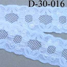 dentelle synthétique elastique lycra couleur blanche motif fleur légèrement brillant  douce  largeur 30 mm prix au mètre